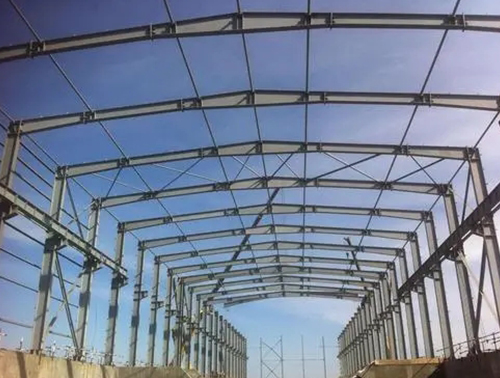 在安裝鋼結(jié)構(gòu)后出現(xiàn)裂痕，造成的主要原因是？